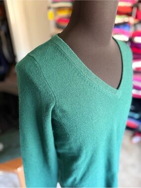 Aqua Men’s V-Neck Cashmere Sweater in Emerald, Leather Arm Patches